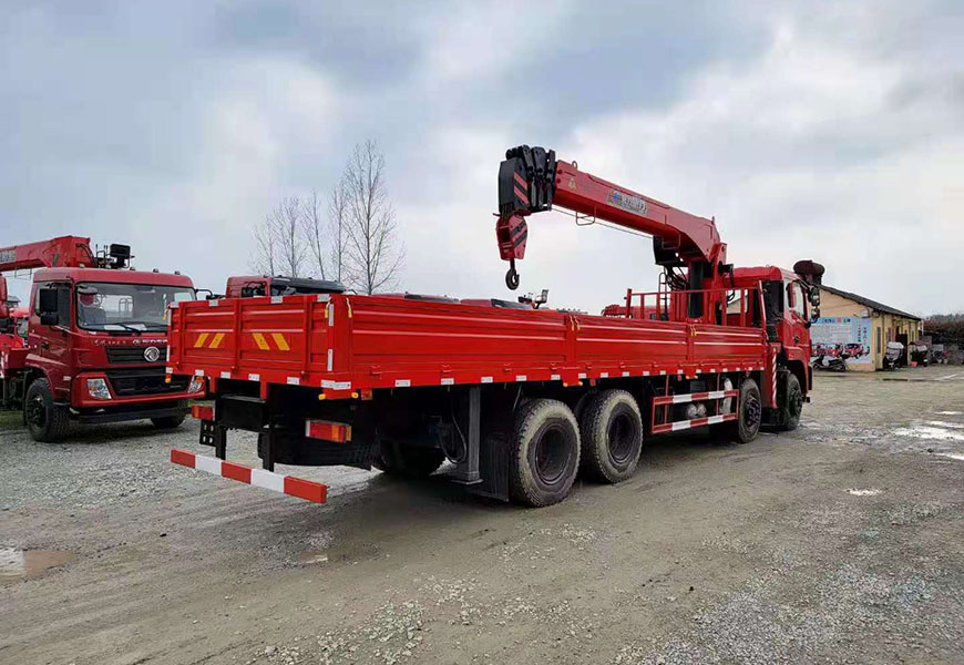 國(guó)六東風(fēng)錦程V6前四后八隨車(chē)吊